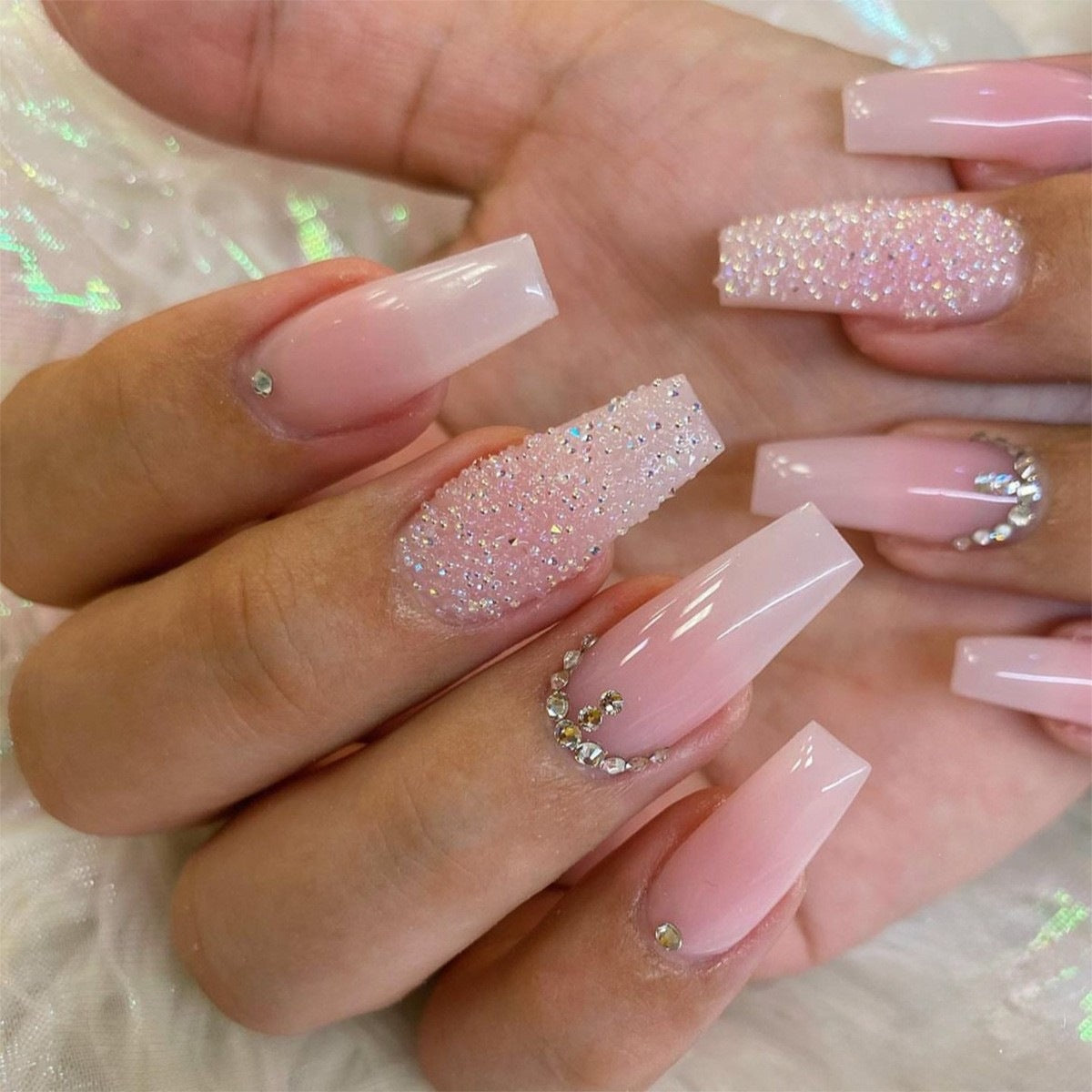 Kunstnagelset mit funkelnden Glitzereffekten und zarten Winter-Motiv Brehn