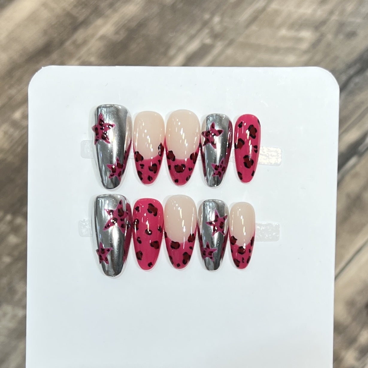 Stylisches Stiletto Press-On Nagelset mit künstlerischen Druckdesigns Brehn