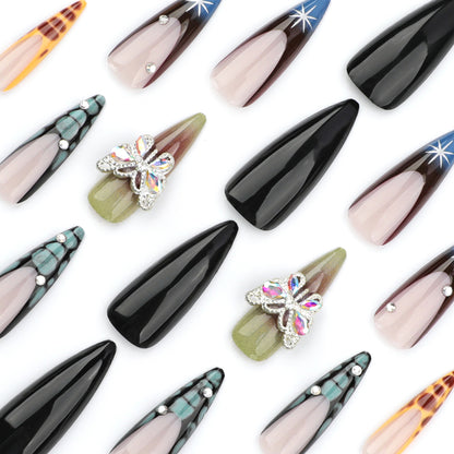 Kunstvolle Nagelverlängerungen mit eleganten Designs und Glitzer Brehn