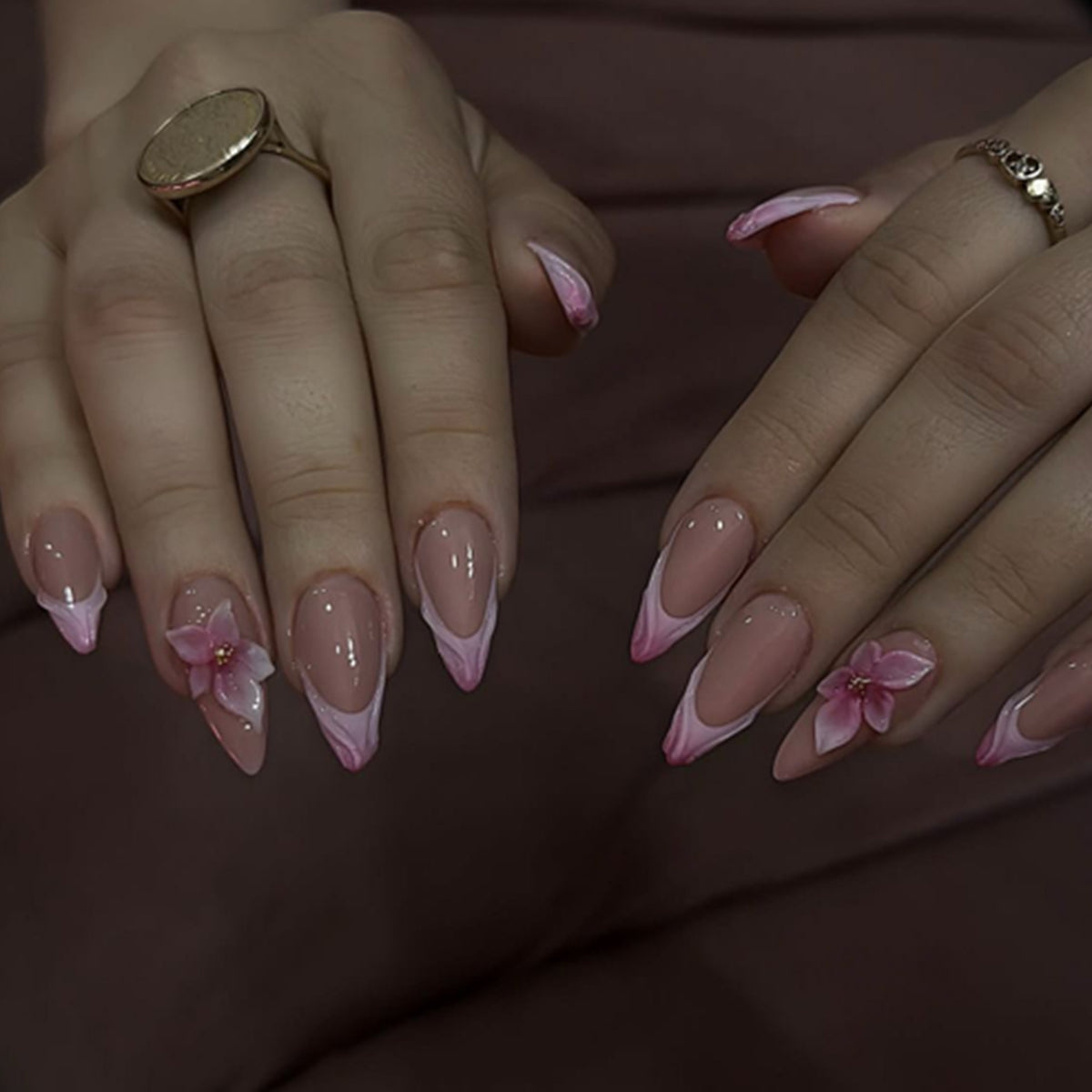 Kunstvolle Nagelverlängerungen mit Blumenakzenten Brehn