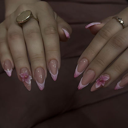 Kunstvolle Nagelverlängerungen mit Blumenakzenten Brehn
