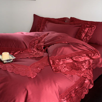 Extravagante Satin-Bettgarnitur mit Spitzenapplikation und Kissenbezügen
