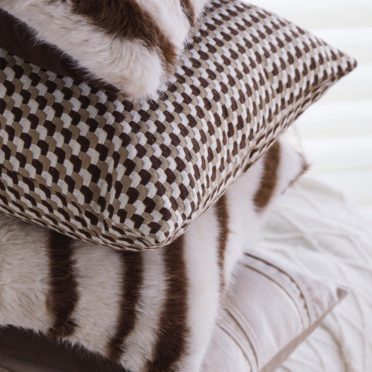 Kunstfell-Zierkissen mit Zebra-Print und extraweichem Flor Brehn