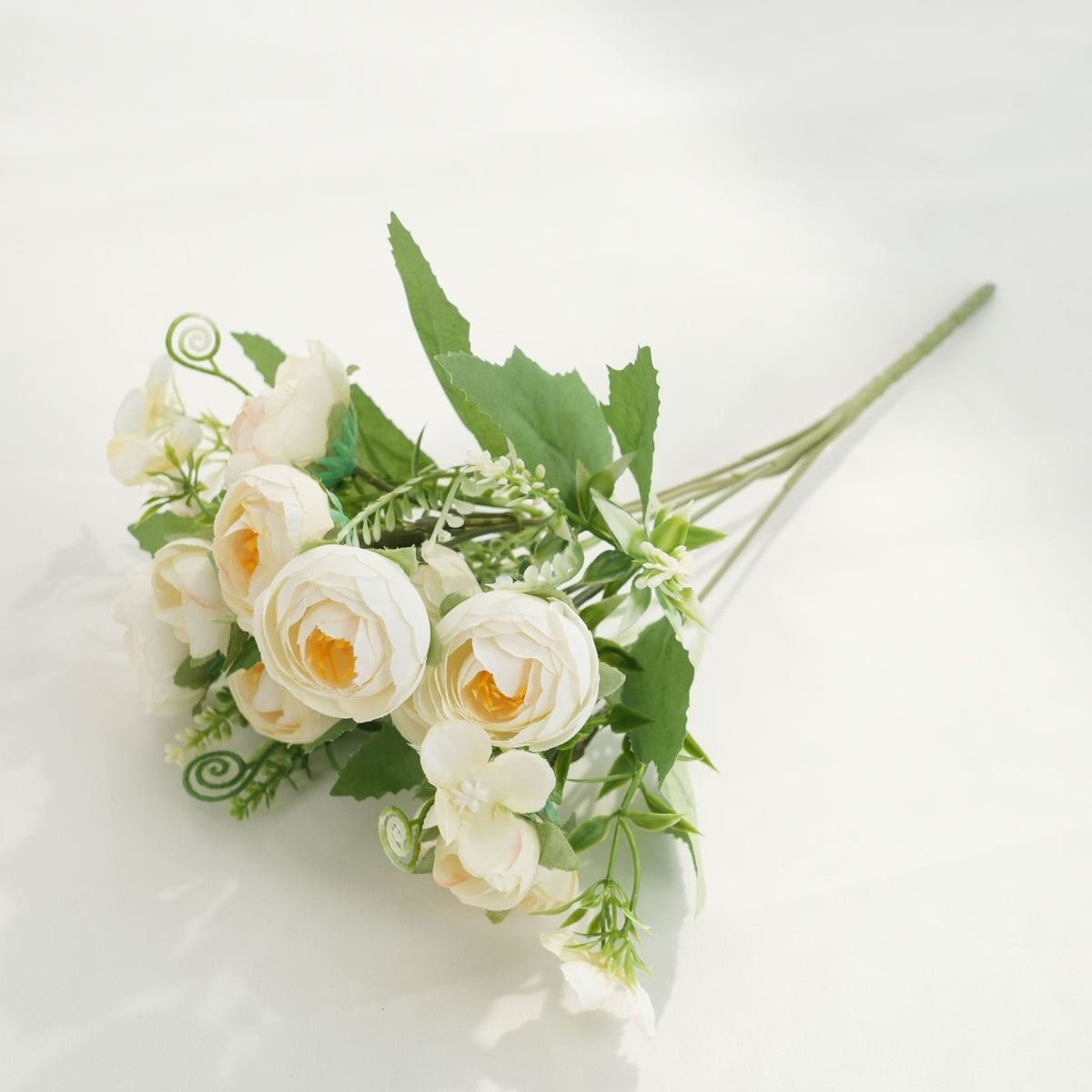Lebensechter Blumenstrauß mit weichen Blütenblättern