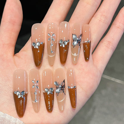 Künstlerische Stiletto Press-On Nagelkunst mit schimmernden Akzenten Brehn