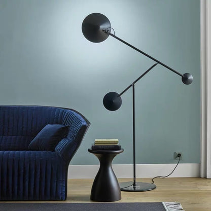 Moderne verstellbare Bogenstehlampe mit dualen Kugeln