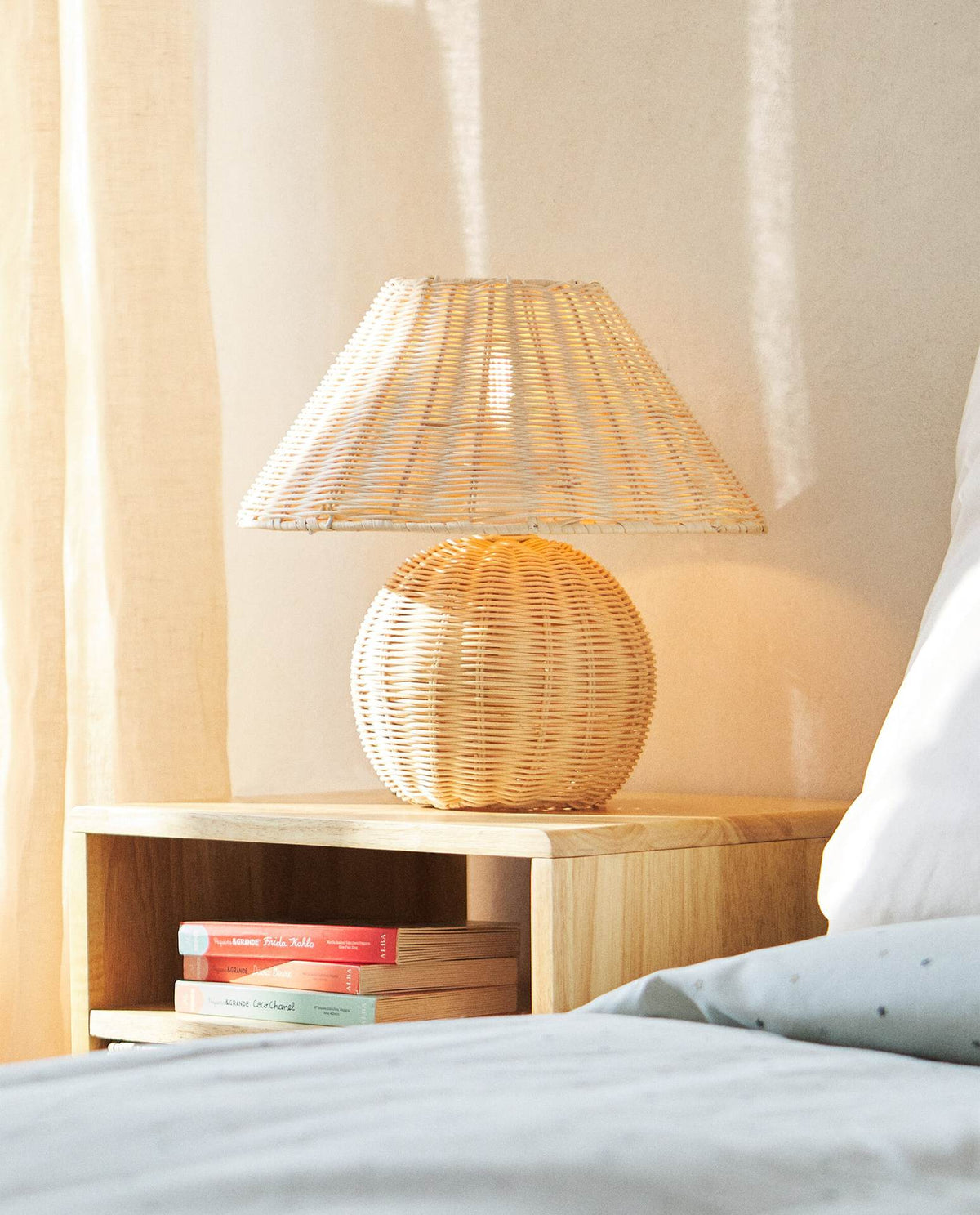 Handgefertigte Rattan-Tischlampe Brehn