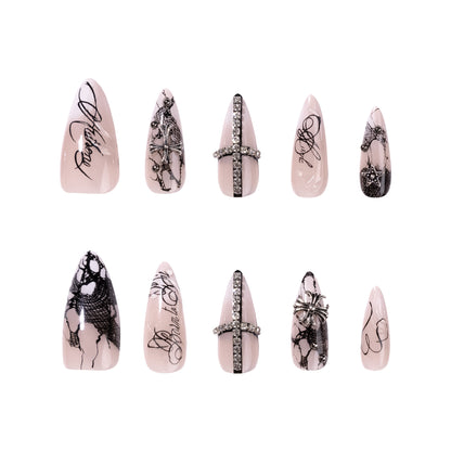 Kunstvolle Stiletto-Nägel mit eleganten Verzierungen Brehn