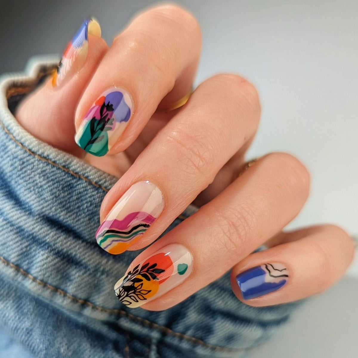 Kunstvolle Nagelgestaltung mit bunten Akzenten Brehn