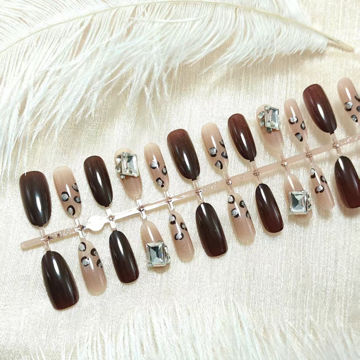 Kunstnägel mit eleganten Glamour-Akzenten Brehn