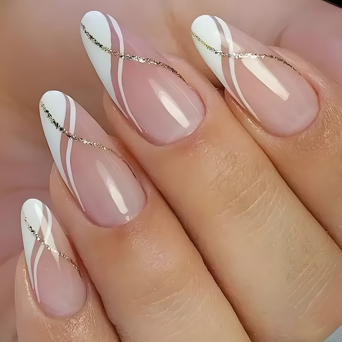 Elegante Stiletto Press-On Nägel mit goldfarbigem Akzentdesign Brehn