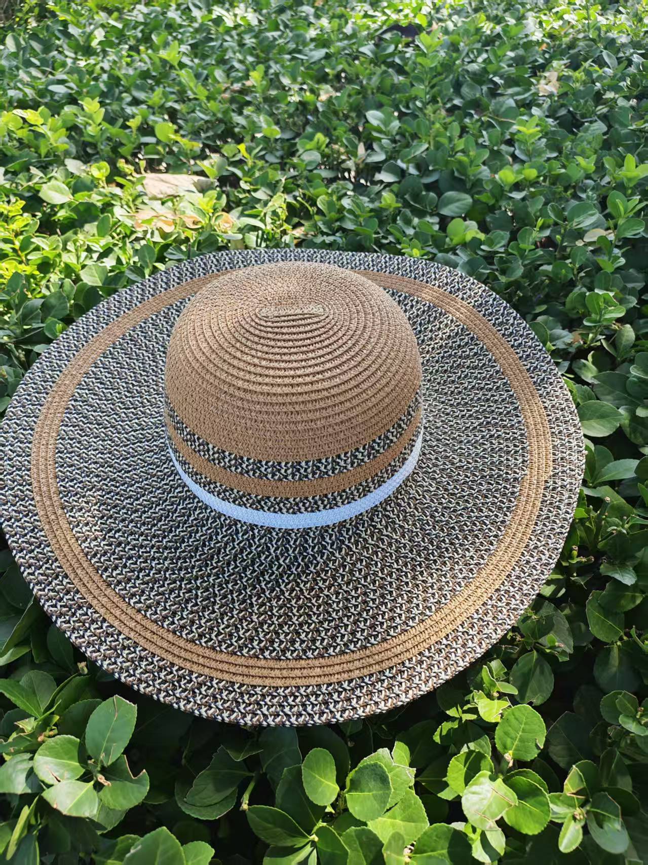 Eleganter Sonnenhut mit Breiter Krempe und Dezentem Streifenmuster Brehn
