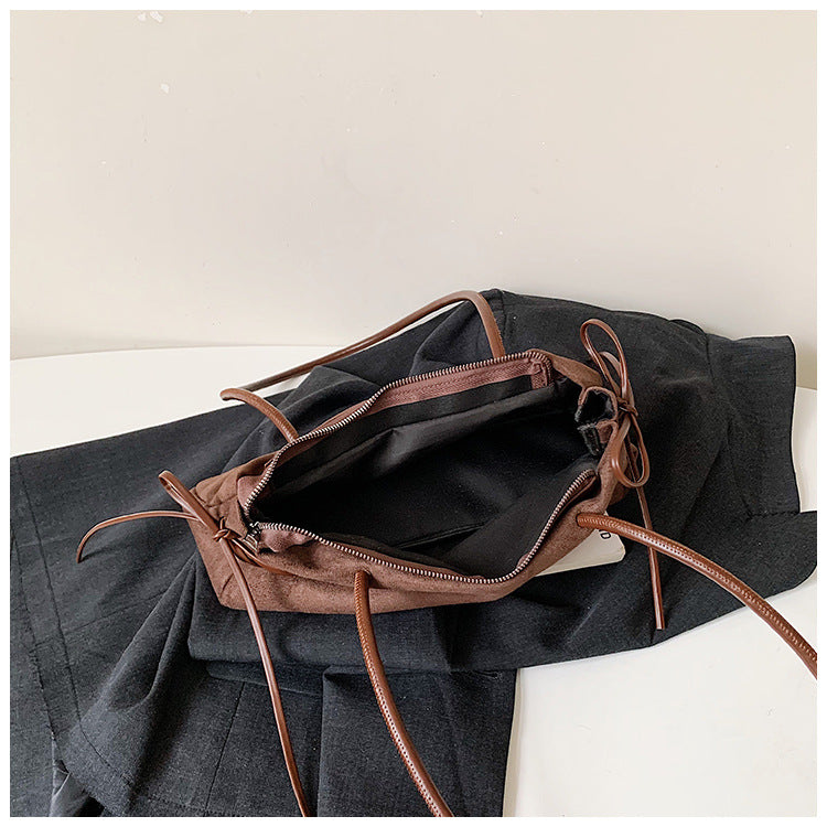 Bestickte Wildleder-Handtasche