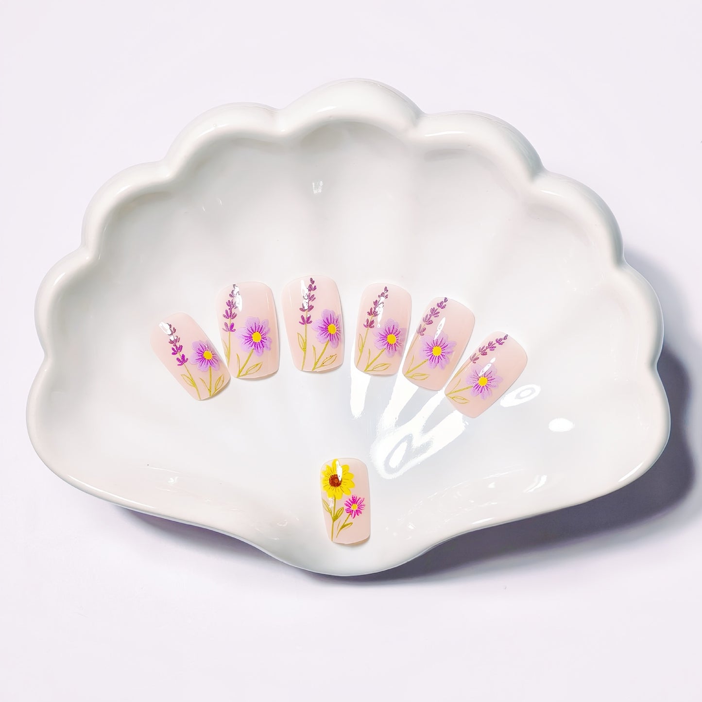 Glitzernde Kunstnägel mit Floralen Motiven Brehn