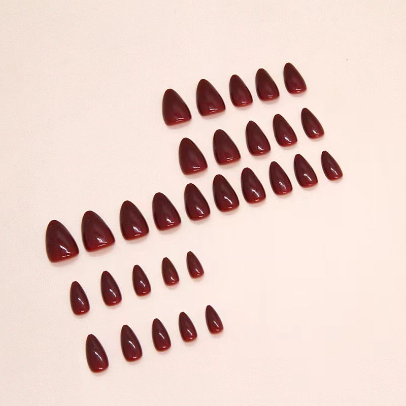 Kunstnagelset mit eleganten spitzen Formen Brehn
