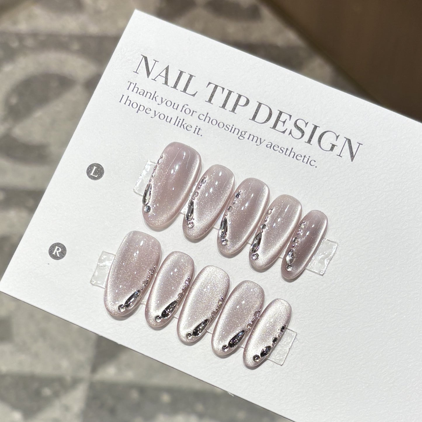 Elegante Kunstnagelspitzen mit Glitzereffekten Brehn
