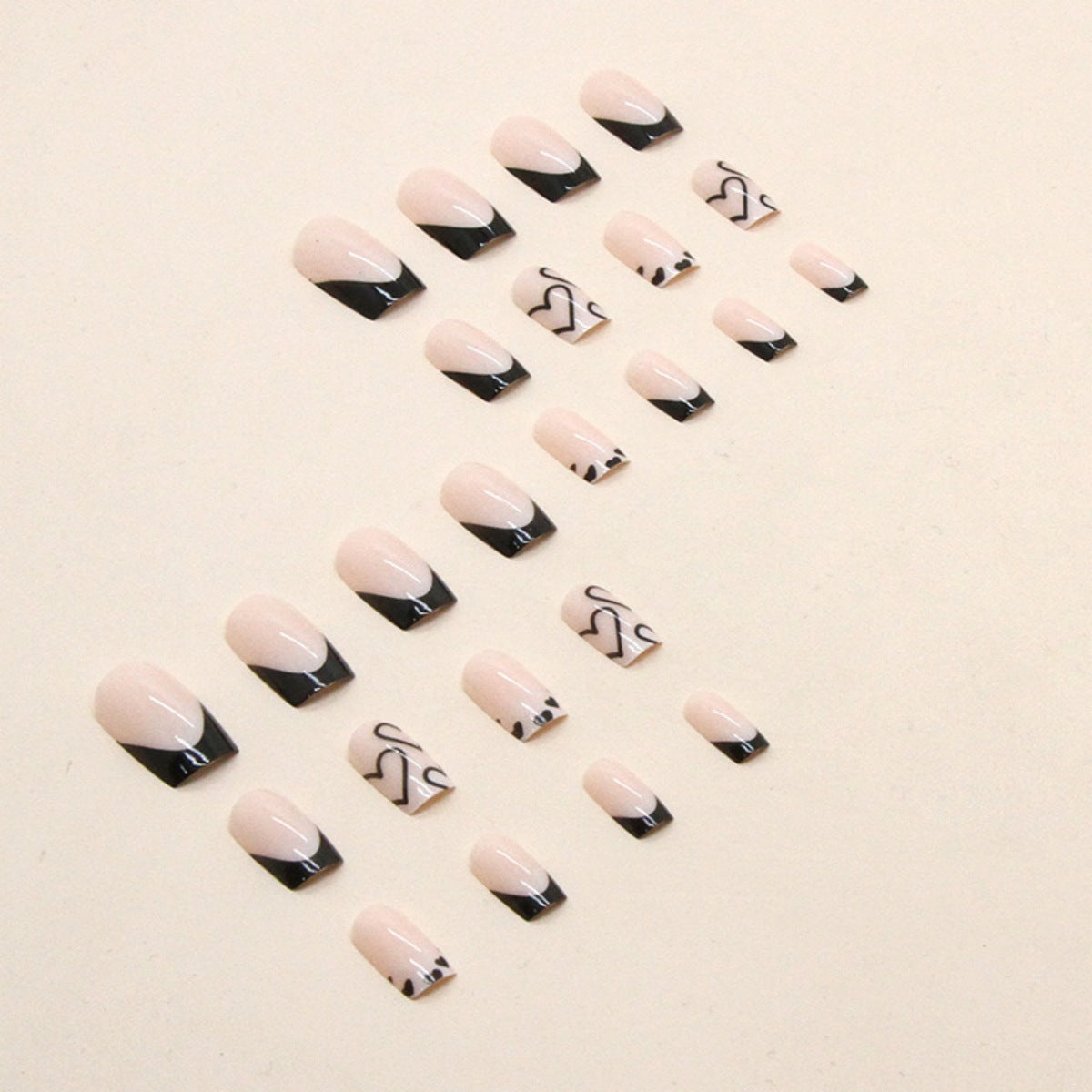 Elegante Herzmuster Nagelkunst Brehn