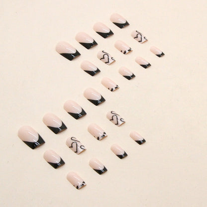 Elegante Herzmuster Nagelkunst Brehn