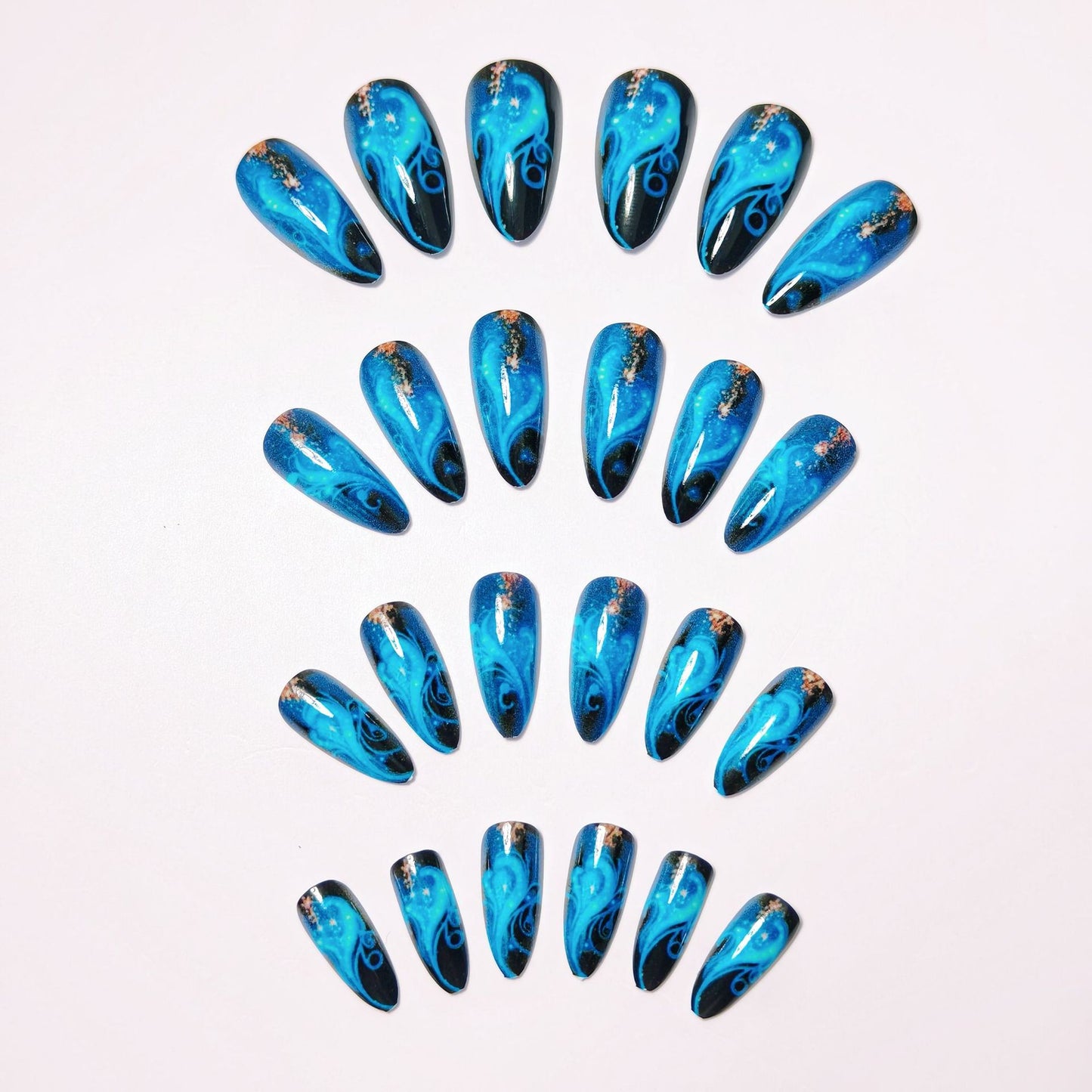 Glitzernde Nagelkunst Brehn