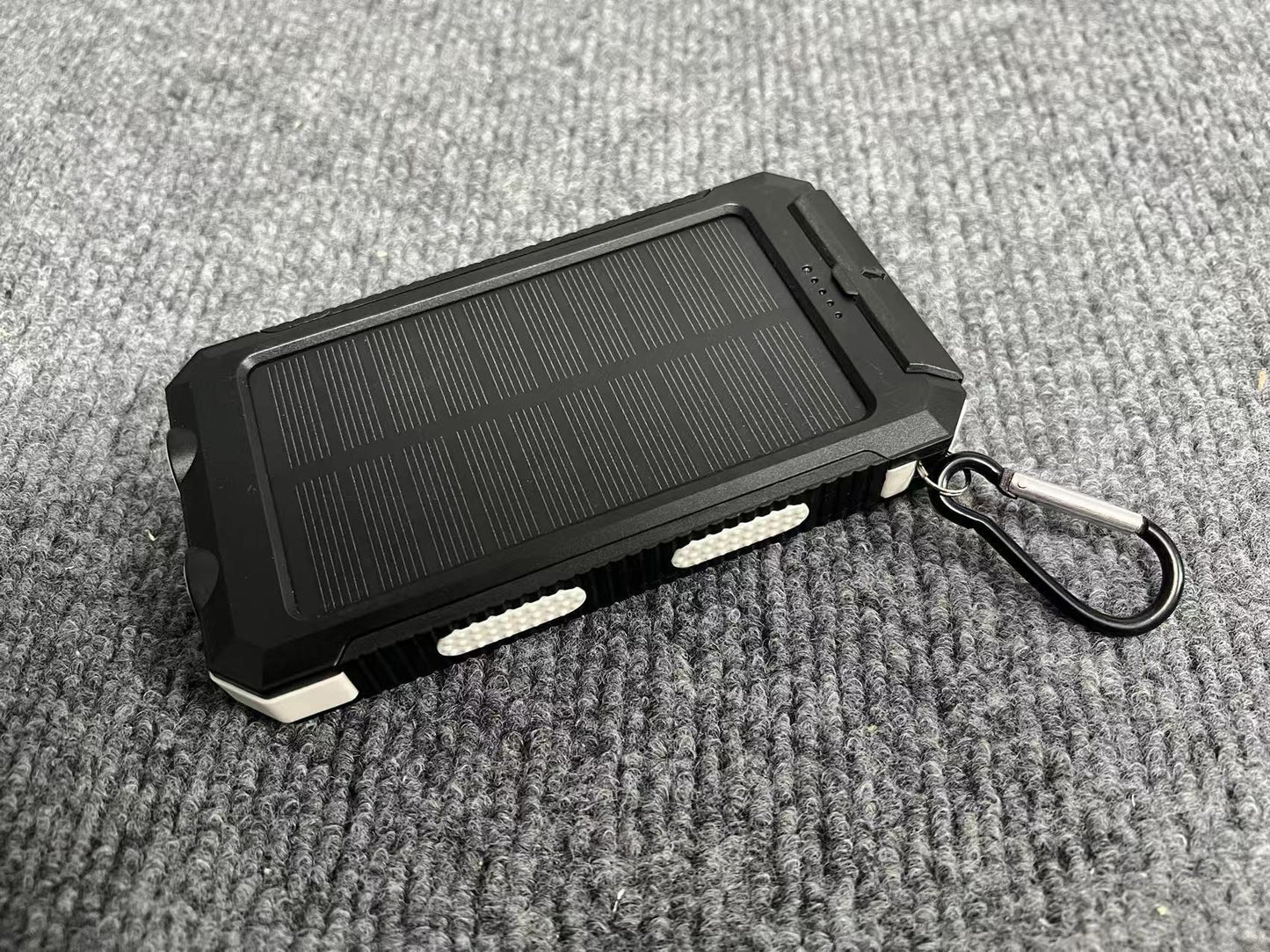 Tragbare Solar-Powerbank mit Integrierter Ladesteckerfunktion Brehn