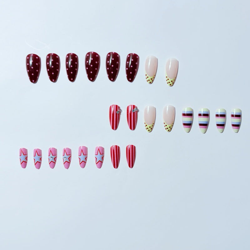 Kunstvolle Nagelnägel Set mit festlichen Mustern Brehn
