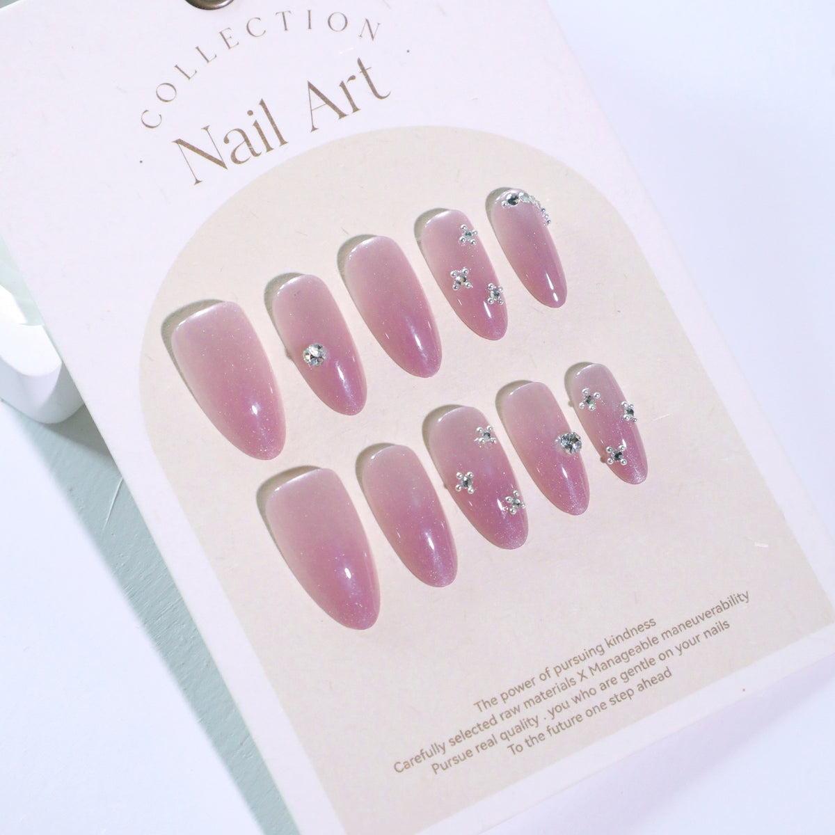 Künstliche Nagelkunst mit Glitzerverzierungen Brehn