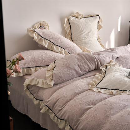 Jacquard-Bettwäsche-Garnitur mit Volant, feiner Blumenprägung und Kontrastpaspel Brehn