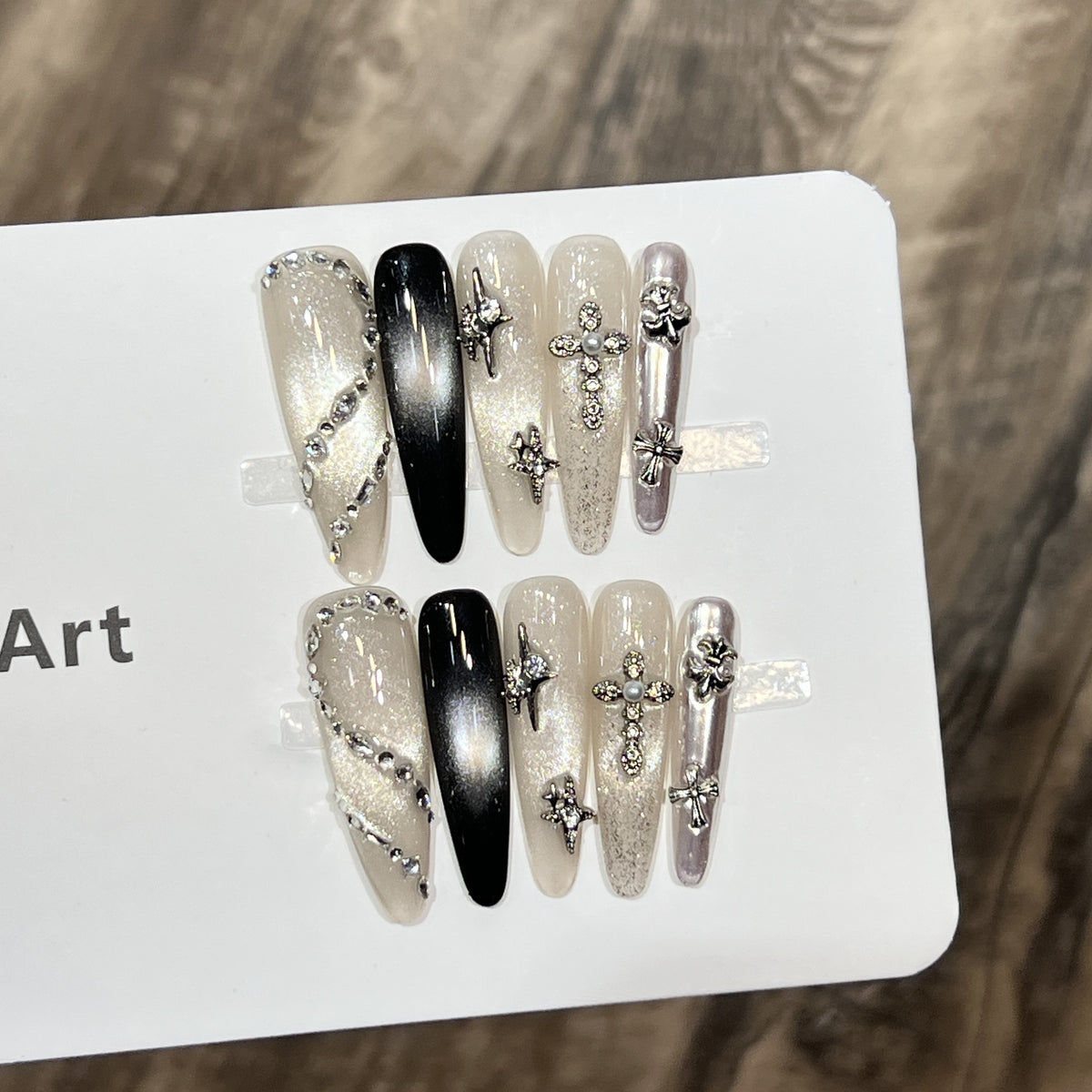 Dekoratives Stiletto Press-On-Nagelset mit Sternakzenten Brehn