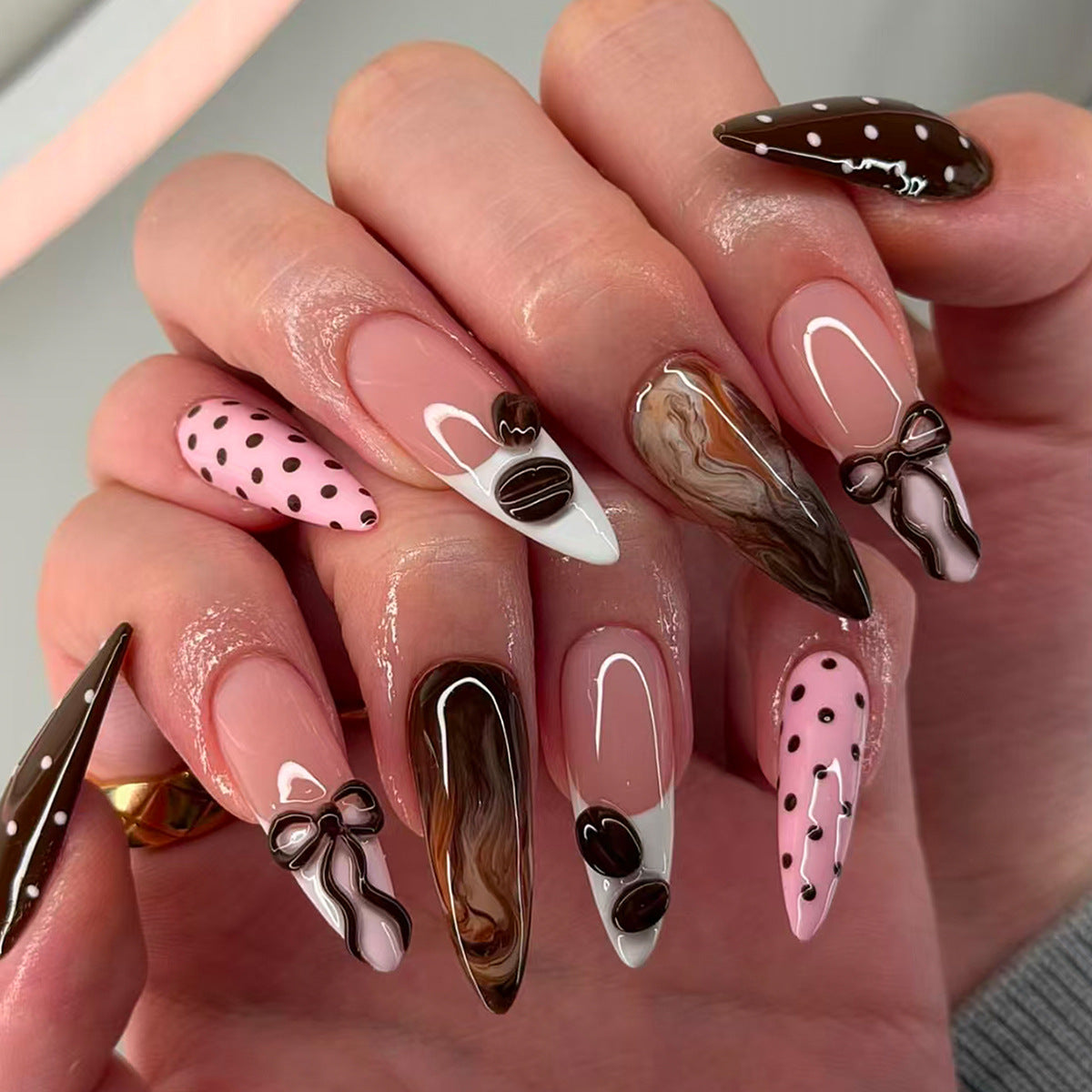 Elegante Kunstfingernägel mit Floralen und Geometrischen Akzenten Brehn