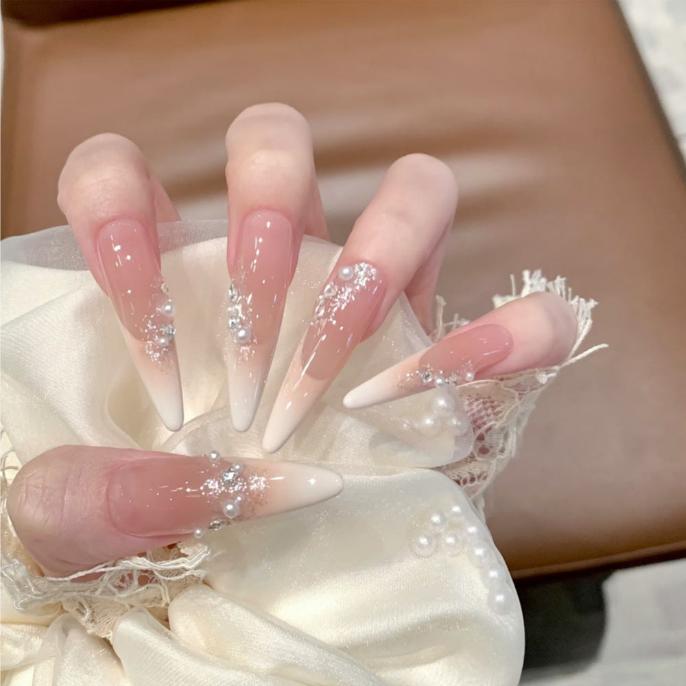 Elegantes Stiletto Press-On Nagelset mit Kristall- und Perlenakzenten Brehn