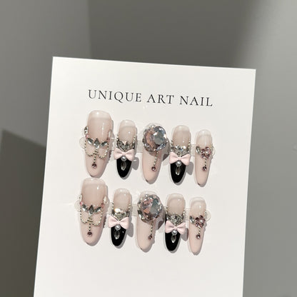 Luxuriöse dekorative Press-On-Nagelkollektion