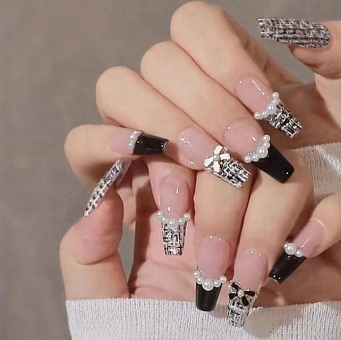 Glamouröse Nageldesigns mit Perlen- und Strass-Akzenten Brehn