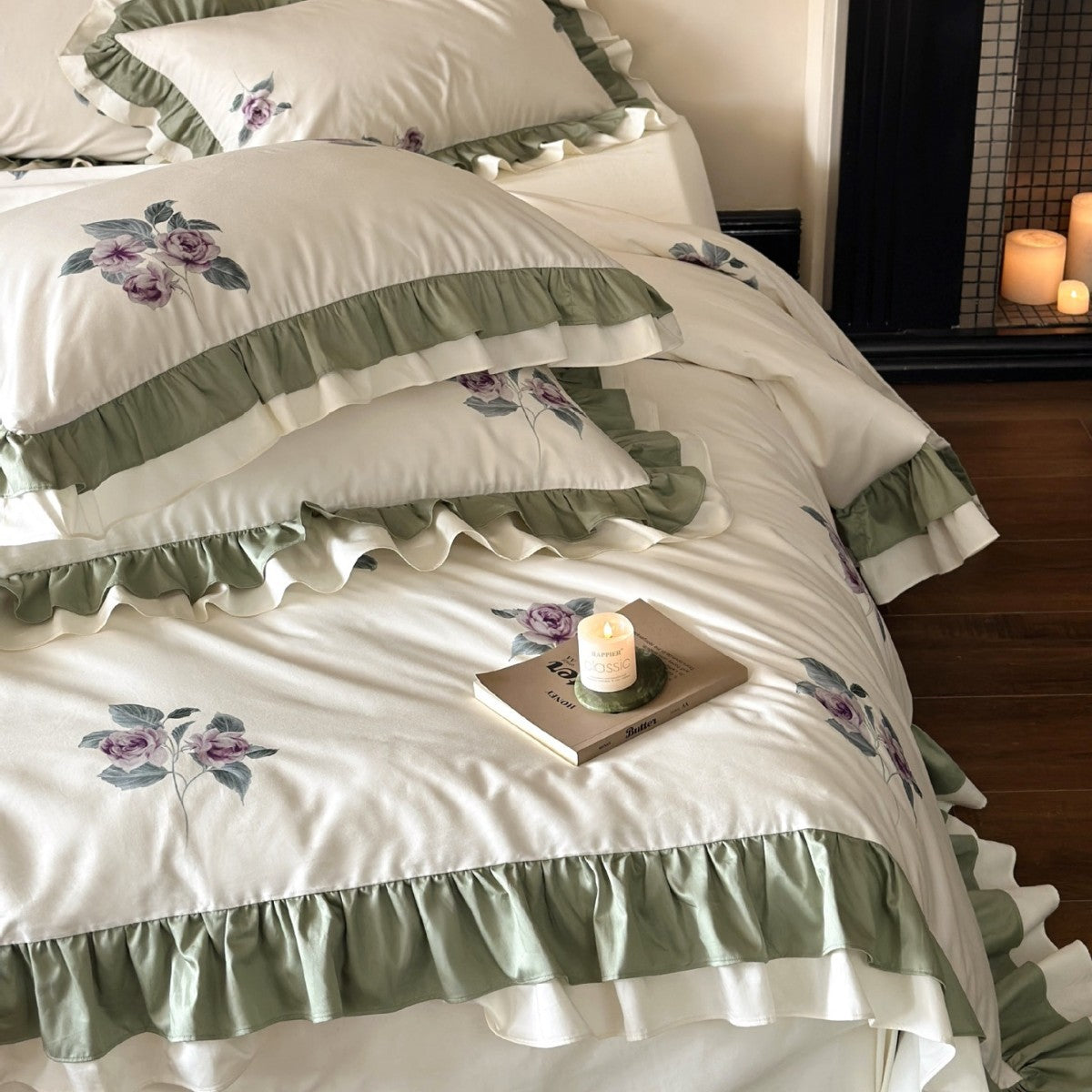 Blumengesticktes Rüschensatin-Bettbezug-Set mit doppellagigem Rüschensaum