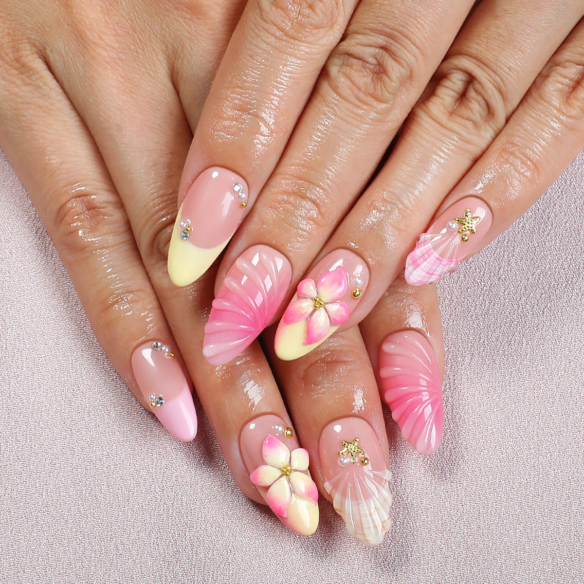 Kunstnagelset mit floralen Akzenten und Glitzerverzierungen Brehn 1789119239