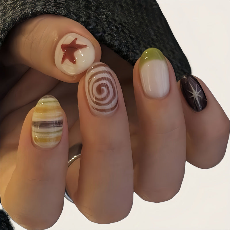 Kreative Kunstnägel mit Spiralmotiv Brehn