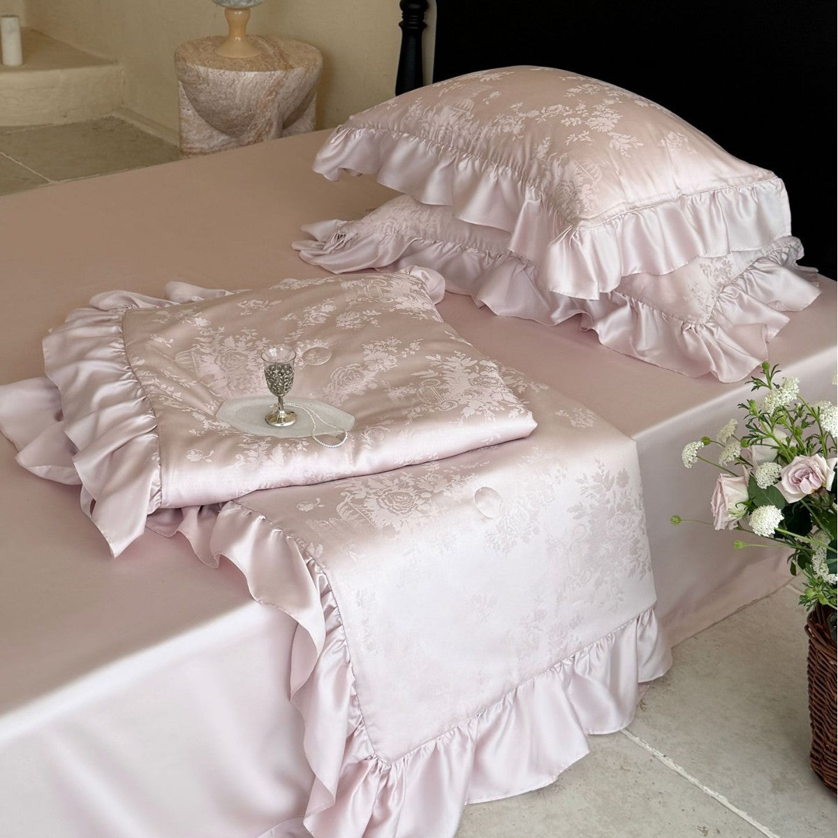Luxus-Satin-Bettset mit Jacquard-Relief und Volantkanten