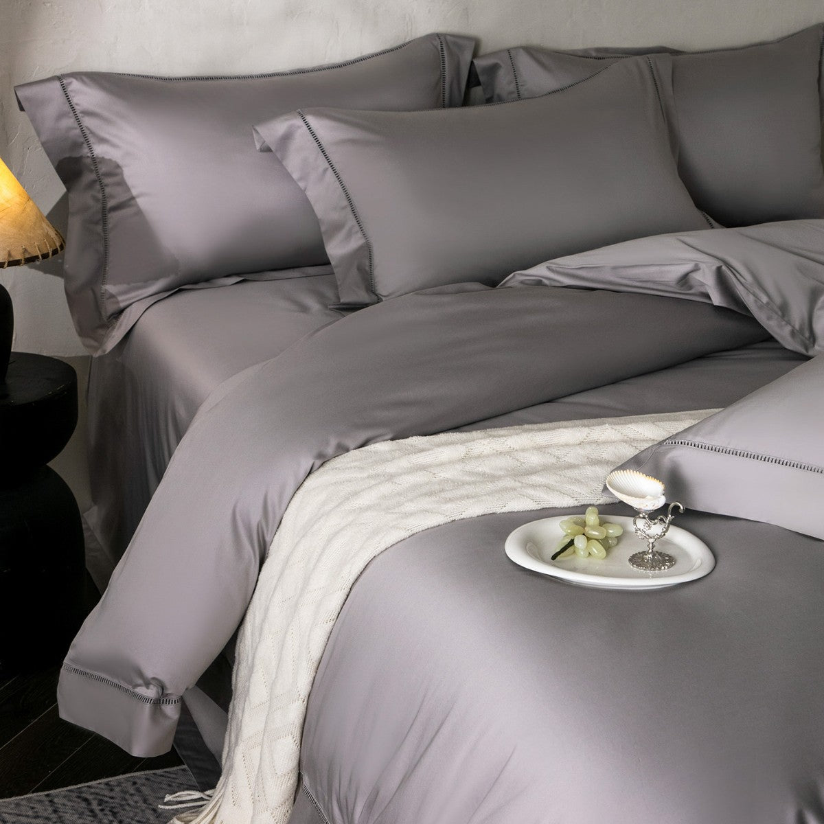Luxuriöses seidiges Satin Bettdeckenbezug-Set mit Leiterstich-Saum und dekorativer Rüsche