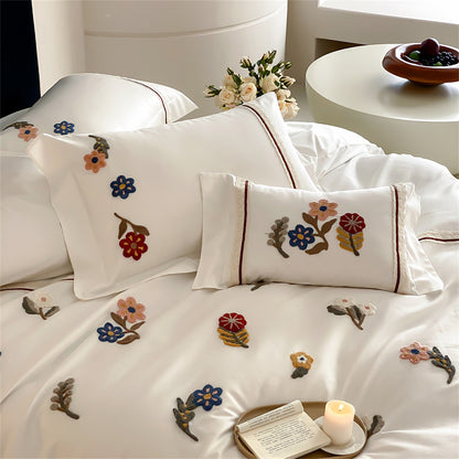 Bestickte Baumwollsatin-Bettwäsche mit verstreuten 3D-Blumenaapplikationen und gefransten Kissenbezügen