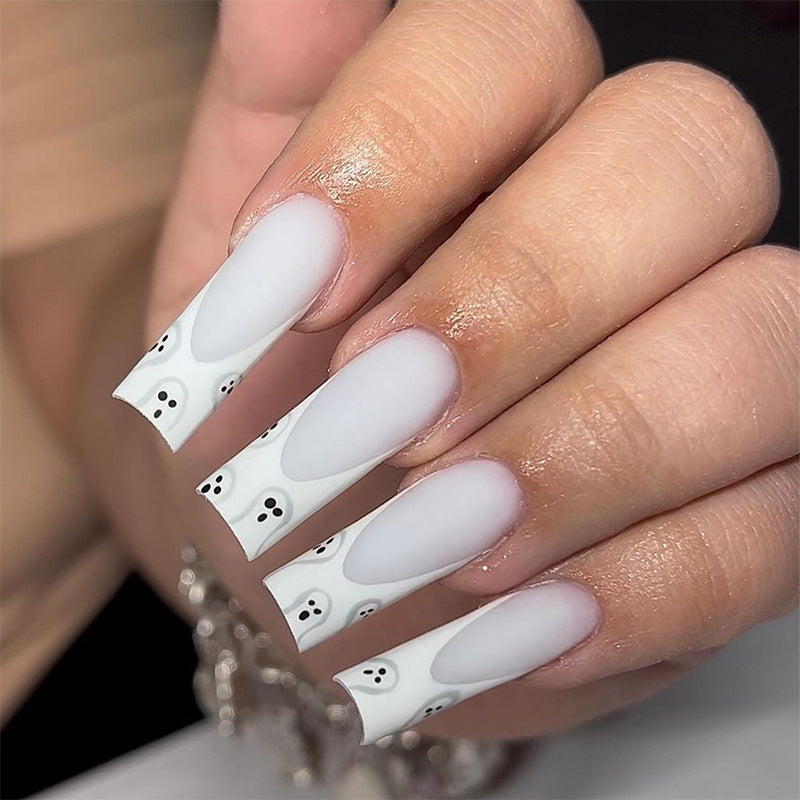 Kunstnagelset mit gruseligem Geisterdesign Brehn