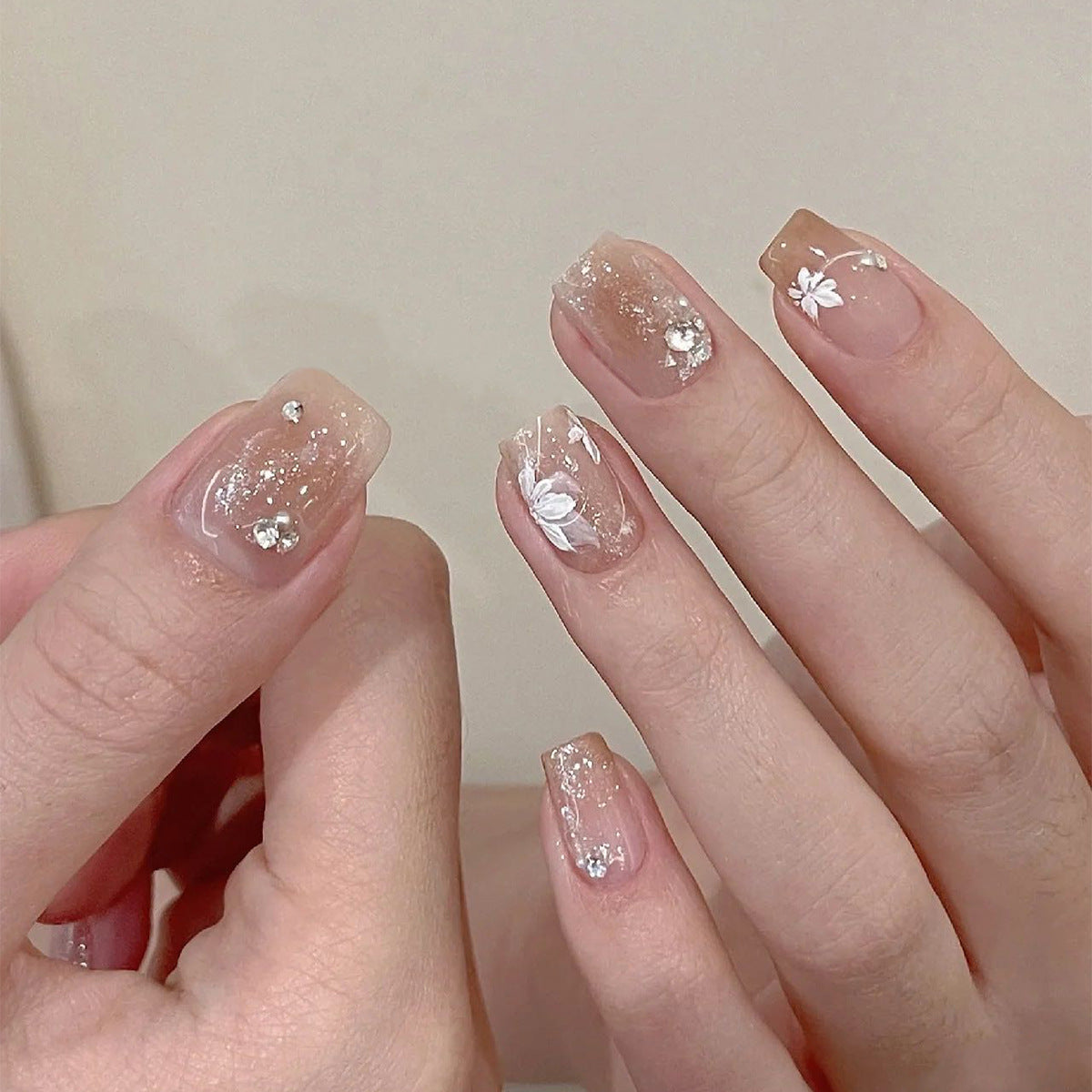 Elegante Nagelkunst mit holografischen Akzenten und floralen Verzierungen Brehn