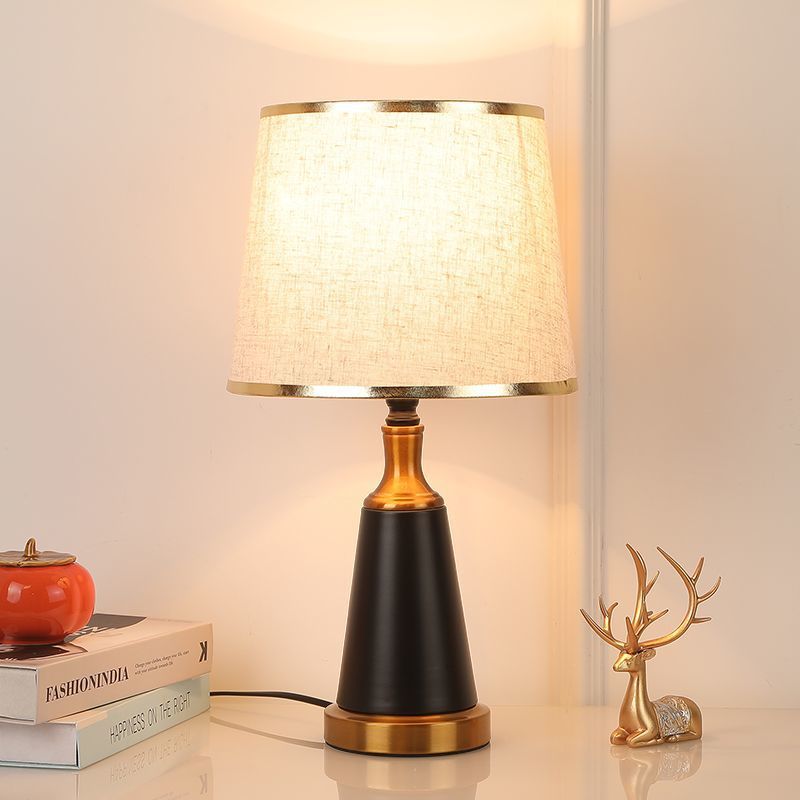 Moderne Tischlampe mit goldenen Akzenten