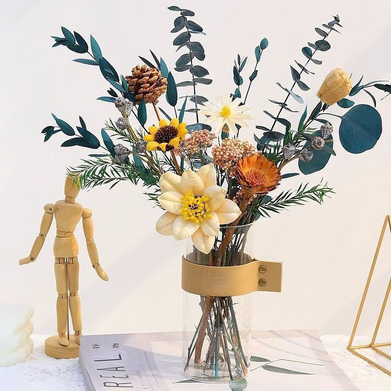 Elegante Blumenarrangement in Glasvase