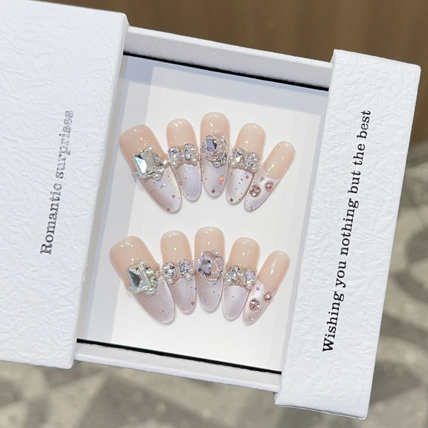 Romantische Kunstnägel mit Glitzerschmuck Brehn