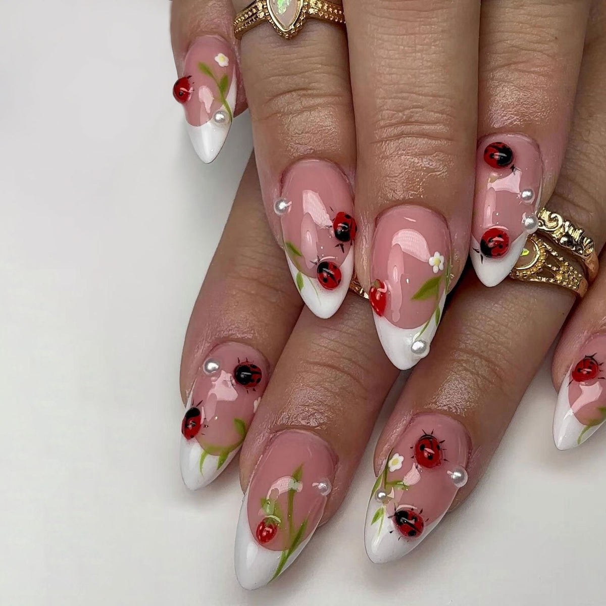 Künstlerische Marienkäfer Nagelkunst