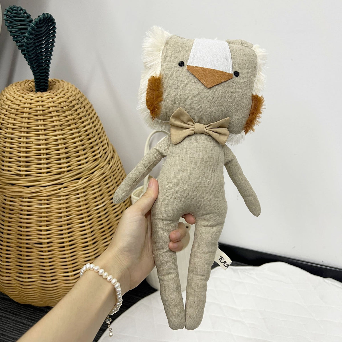 Handgefertigtes Leinen-Elefant-Plüschspielzeug mit gestreiftem Rüschkragen und weichem Overall