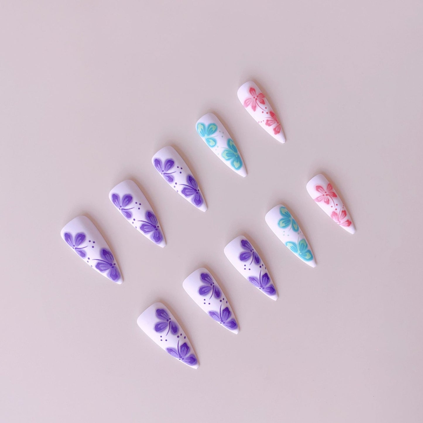 Kunstnagelset mit lebhaften 3D-Blütenmotiven Brehn