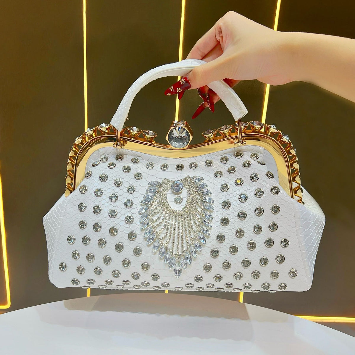 Luxuriöse mit Kristallen verzierte Abendhandtasche