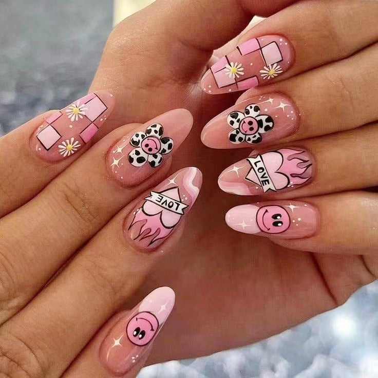 Kreatives Kunstnagelset mit verspieltem Design und bunten Akzenten Brehn