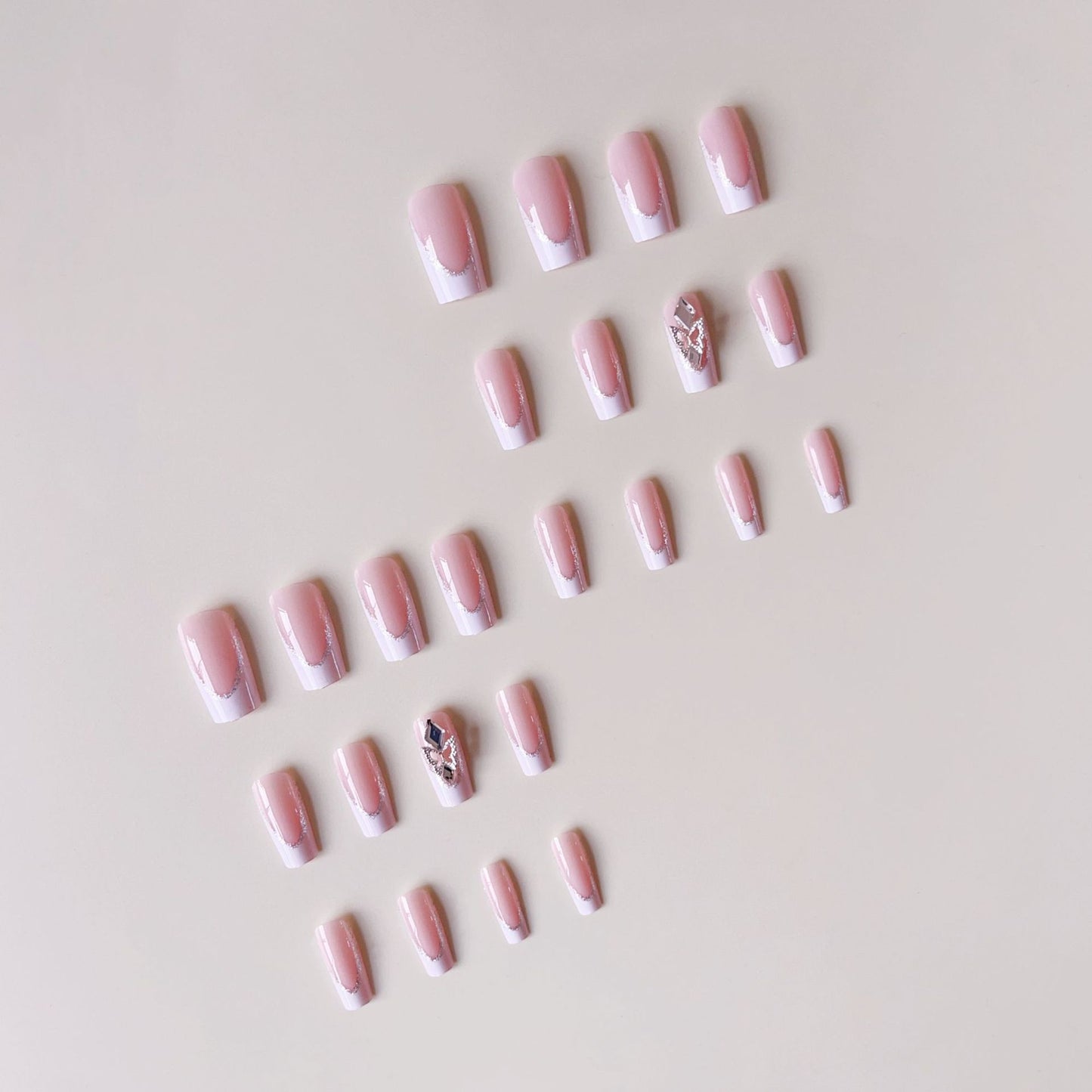 Kunstnagelset mit eleganten Strass- und modernen Spitzenverzierungen Brehn