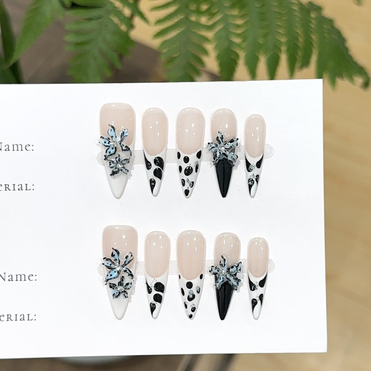 Künstlerisches Blumen- und geometrisches Press-On-Nagelset